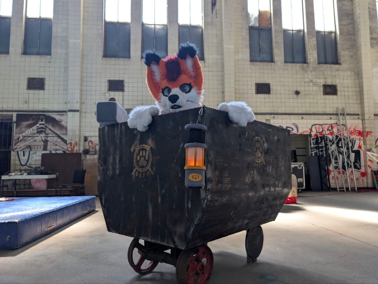 Ein Bild von der Lore mitten in der Zeche. In der Lore befindet sich ein Fursuiter.