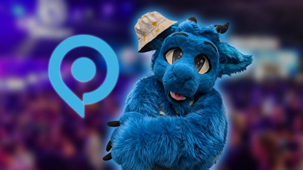 Ich in meinem Fursuit & das Gamescom Logo im Vordergrund. Im Hintergrund sieht man eine Menschenmasse, verschwommen.